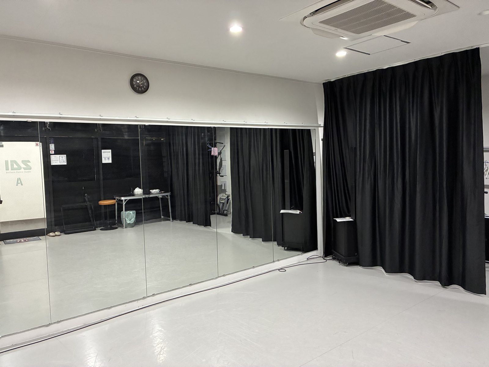 A Studio - 鏡とカーテン