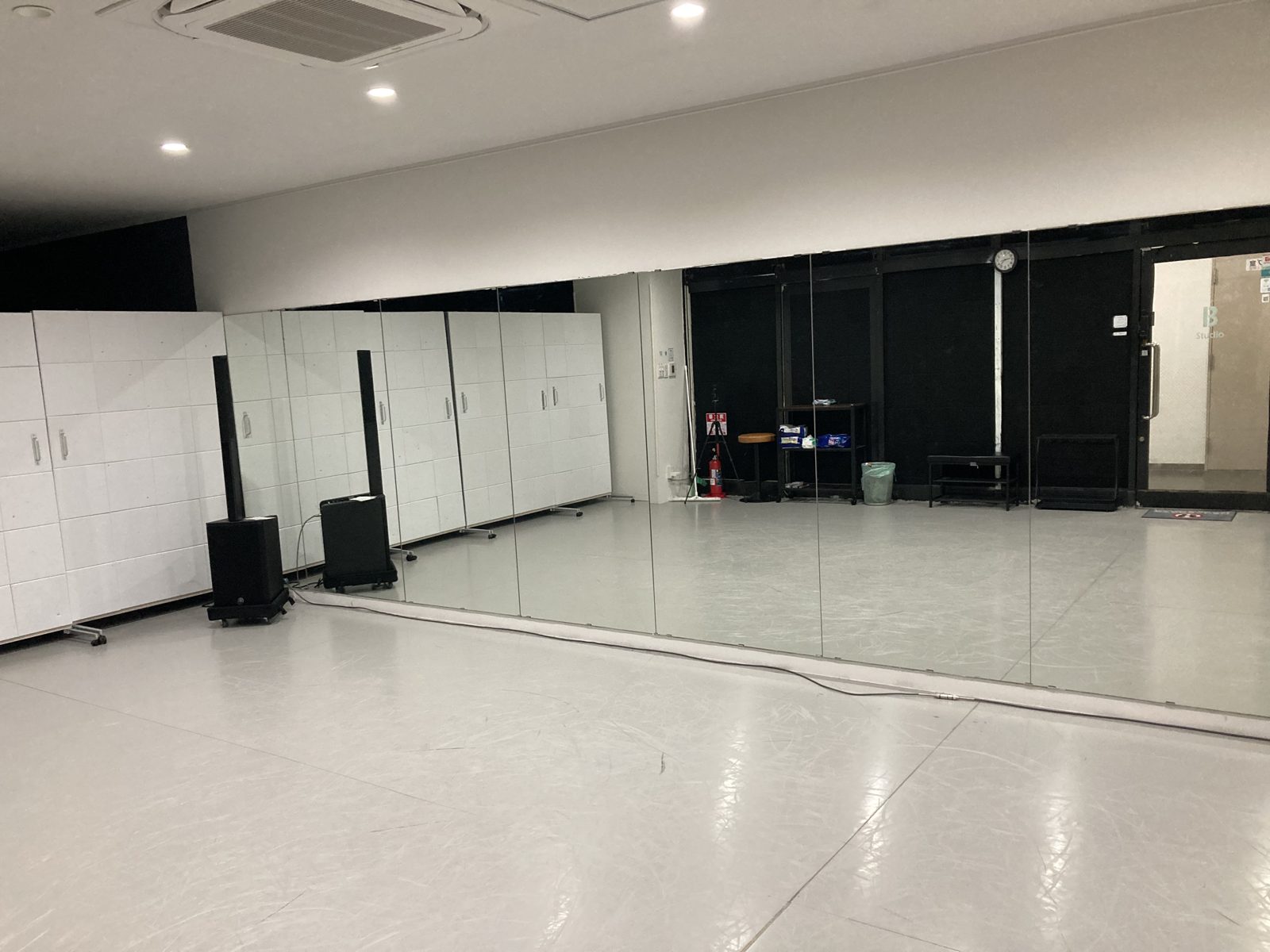 B Studio - 鏡とフロア