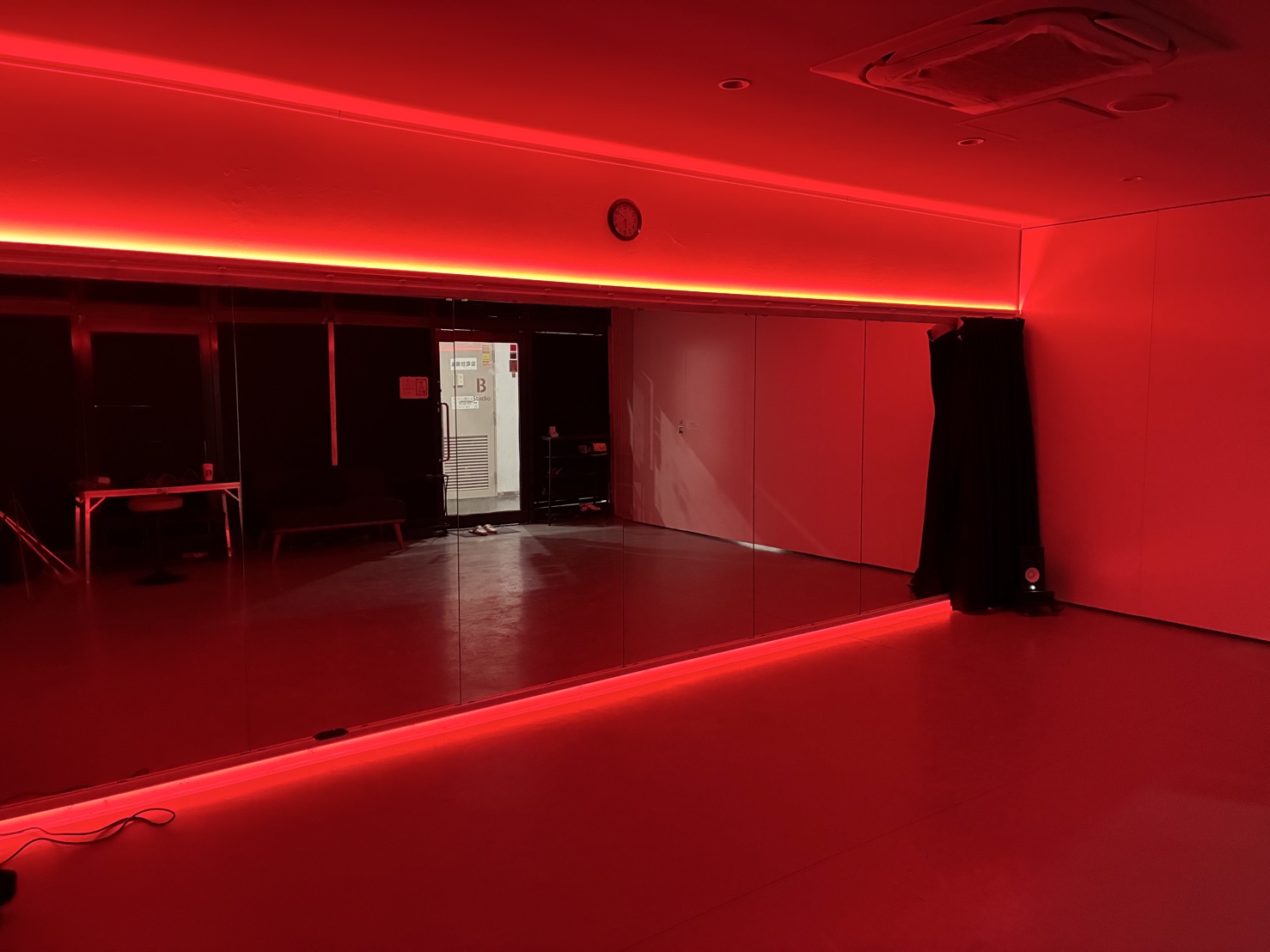 B Studio - Red